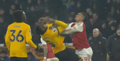 Bronca en la Premier: Gabriel Jesús empuja a Yerson Mosquera en final acalorado