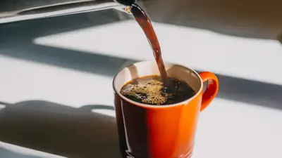 Café con moderación podría reducir riesgo cardíaco según estudios observacionales