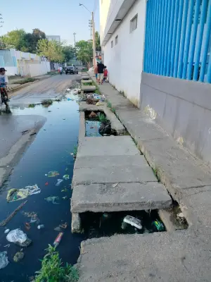 Canal contaminado en Cartagena genera alerta sanitaria en barrio Olaya Herrera