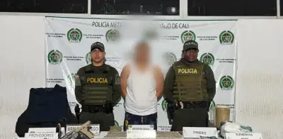 Capturan a alias 'El Flaco' con arsenal y drogas ocultas en techo de cocina en Cali