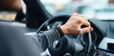 China y EE.UU. lideran la desdigitalización automotriz: vuelven los mandos físicos por seguridad