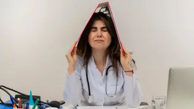 Cómo detener la rumiación mental: experta explica técnicas para frenar pensamientos repetitivos