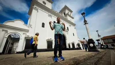 Comerciantes de Girón preparan Semana Santa con artículos religiosos que preservan la fe católica