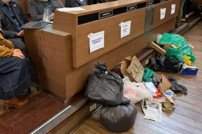 Concejal de Bogotá convierte recinto en basurero con polémica jugada política