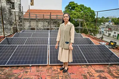 Cubanos enfrentan crisis energética con carbón y paneles solares ante apagones prolongados