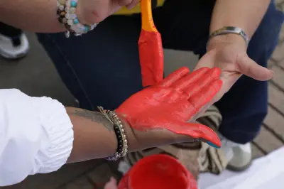 Día de las Manos Rojas: Expertos analizan pendientes para erradicar el reclutamiento infantil