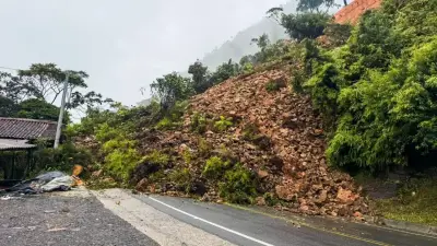 Derrumbes en Antioquia afectan conexión vial de Medellín con Bogotá y el sur del país