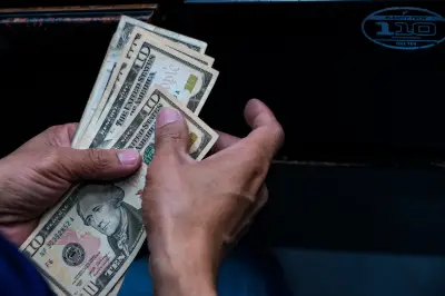 Dólar en Colombia inicia con leve alza este martes mientras mercados esperan datos clave