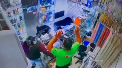 Dueño de tienda dispara a asaltantes en Santo Domingo: video viral genera debate