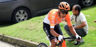Egan Bernal inicia con éxito su temporada europea con top-10 en Francia