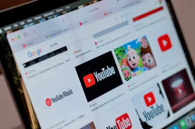 El primer video de YouTube, 'Me at the zoo', se exhibe en museo londinense con interfaz original