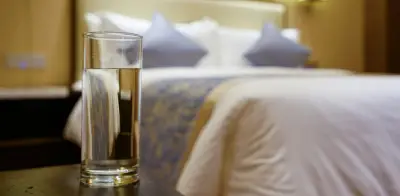 El ritual del vaso con agua junto a la cama que recomienda el Feng Shui para armonizar el ambiente