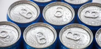 Estudio alerta sobre graves riesgos de bebidas energéticas en adolescentes y jóvenes