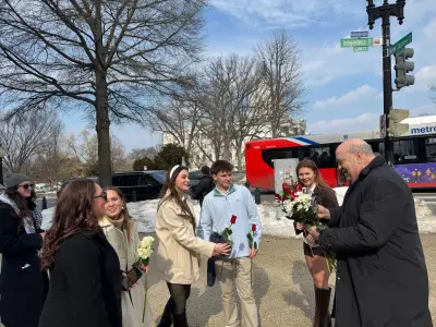 Flores colombianas llegan al Congreso de EE.UU. en gesto diplomático por San Valentín