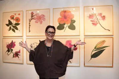 Floribus de Mónika Herrán: exposición que revela la belleza oculta de las flores anónimas