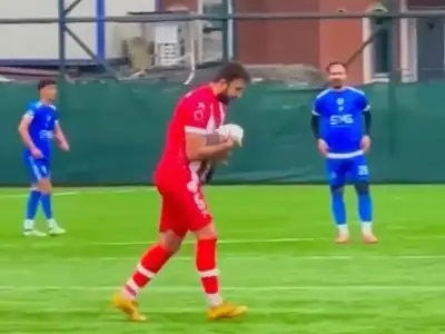 Futbolista turco salva a gaviota con masaje cardíaco tras impacto de balón en partido