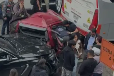 Grave accidente múltiple en Autopista Norte de Bogotá deja persona atrapada entre vehículos