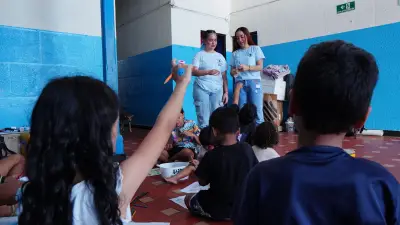 Hogar Blue: La iniciativa que lleva educación a niños desescolarizados en hoteles de Bucaramanga