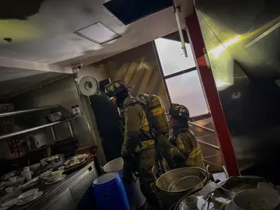 Incendio consume restaurante Gran Parrilla Boyacense en Bogotá: bomberos controlan emergencia