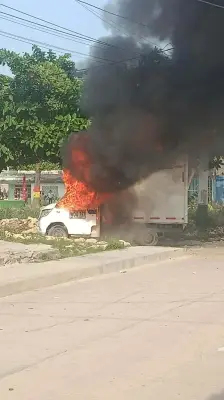 Incendio de camión repartidor genera tensión en barrio Olaya Herrera de Bogotá