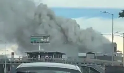Incendio en restaurante de Bogotá movilizó a bomberos y evacuó a 90 personas
