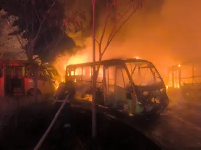 Incendio voraz consume 15 buses y afecta otros seis en estación de Metrolínea en Girón