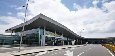 Incidente en El Dorado: Avión aborta despegue por helicóptero estatal en trayectoria riesgosa