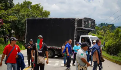 Indígenas del Cauca bloquean vía Popayán-Cali exigiendo nombramiento de 112 docentes