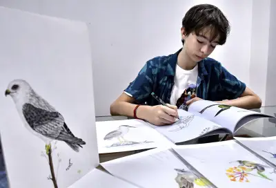 Israel Sánchez, el joven caleño que pinta aves para educar sobre conservación ambiental