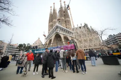 La Sagrada Familia de Barcelona culmina su altura máxima con la cruz de la torre de Jesús