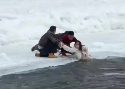 Madre e hija rescatadas de río helado en China tras intentar selfie peligrosa