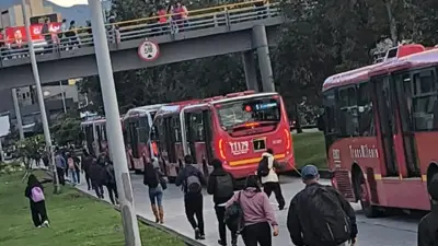 Manifestaciones en la Calle 26 paralizan TransMilenio y activan retornos en Bogotá