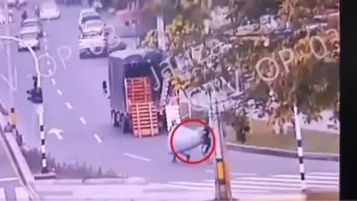 Medellín: Hombre amenaza a funcionario tras regaño por tirar colchón en vía pública