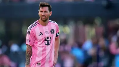 Messi derribado por hinchas en Puerto Rico: caos en amistoso del Inter Miami