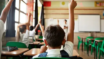 MinEducación establece normativas sobre listas de útiles y uniformes escolares para 2026