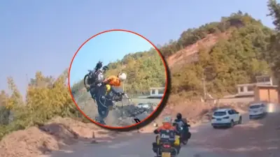 Motociclista cae al vacío tras perder control en vía destapada en accidente aparatoso