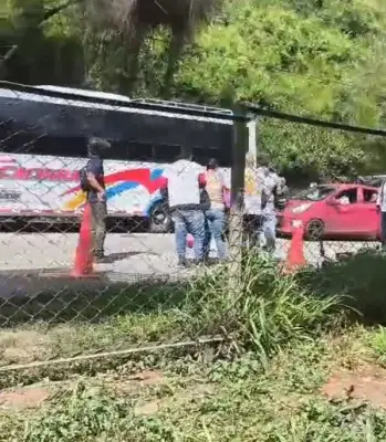 Mujer muere en choque entre moto y camión en autopista de Santander
