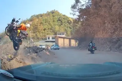 Mujer sobrevive milagrosamente tras caer con su moto por barranco en China
