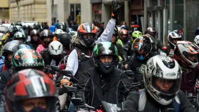Nuevas directrices limitan multas a motociclistas por cámaras e intercomunicadores en cascos