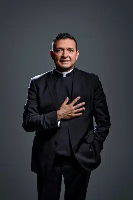 Padre 'Chucho' aparece en silla de ruedas durante misa y genera preocupación entre feligreses