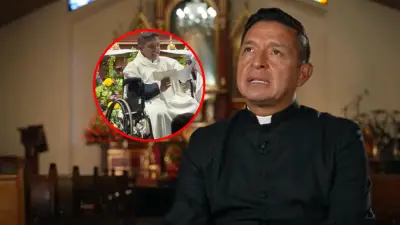 Padre 'Chucho' reaparece en silla de ruedas tras triple cirugía y revela hallazgo de masa abdominal