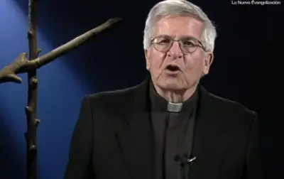 Padre del Minuto de Dios denuncia suplantación con IA para vender colágeno