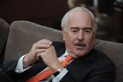 Periodistas exigen respuestas a Andrés Pastrana por vínculos con caso Epstein