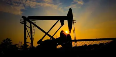 Petróleo registra leve caída ante expectativas de diálogo entre Irán y Estados Unidos