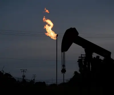 Petróleo se mantiene en máximos de siete meses por tensión entre Estados Unidos e Irán