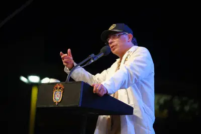 Petro defiende su vida privada tras polémica por foto en Gorgona durante emergencia en Córdoba