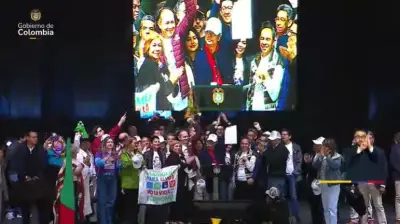 Petro firma decreto provisional del salario mínimo 2026 ante multitud en Plaza Bolívar