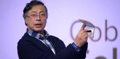 Petro presenta nuevo pasaporte colombiano y reitera dudas sobre proceso electoral