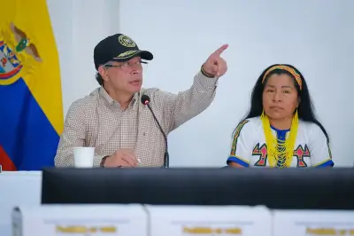 Petro presenta nuevo pasaporte en Montería y responde a alertas de control