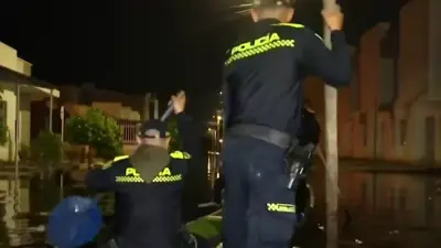 Policías patrullan en canoa barrios inundados de Montería para proteger casas abandonadas